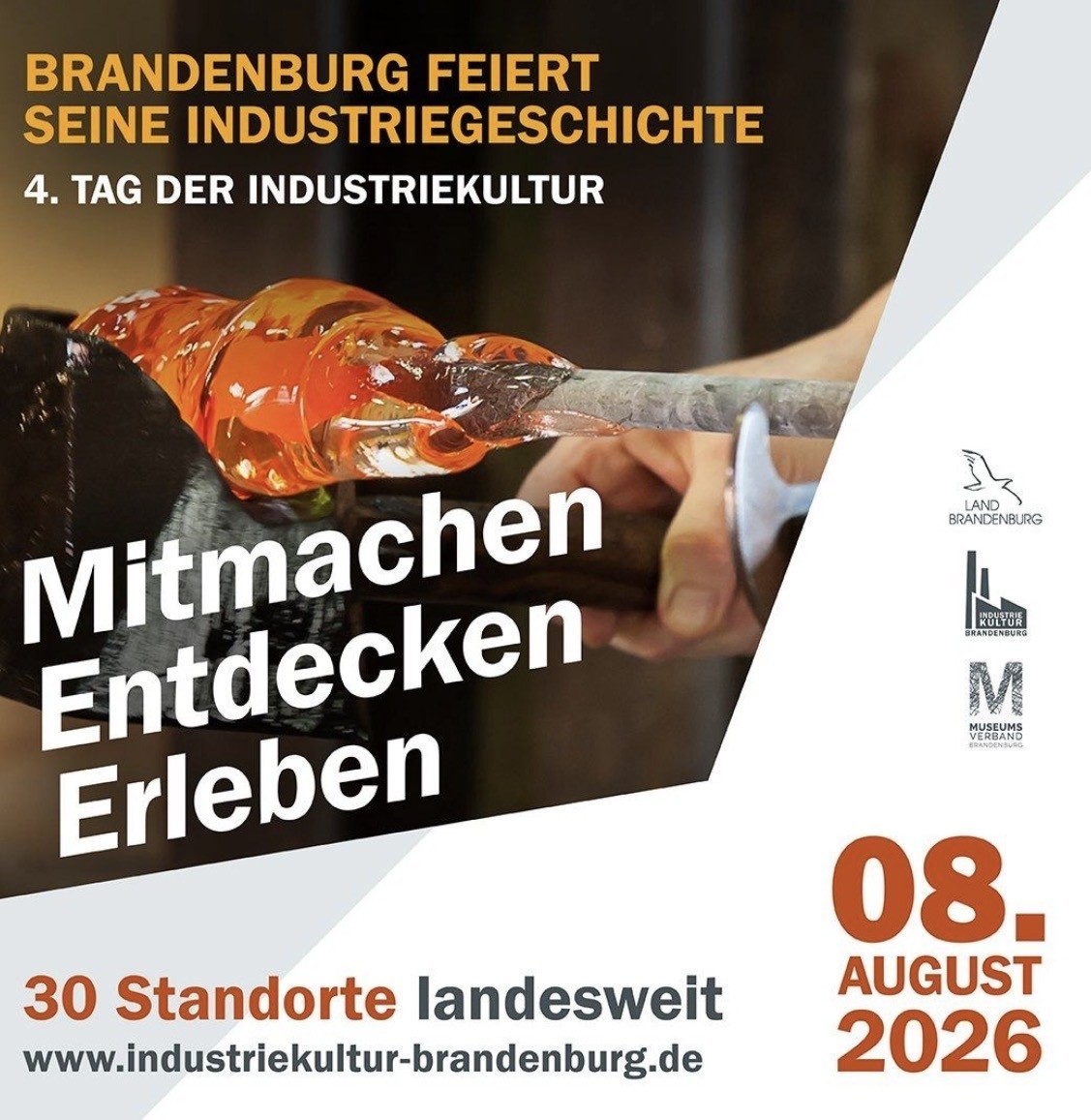 Werbeplakat zum 4. Tag der Industriekultur Brandenburg am 8. August 2026. Das Foto zeigt eine Glasbläserarbeit und die Worte „Mitmachen, Entdecken, Erleben“. Hinweise auf 30 Standorte landesweit sowie die Internetseite der Veranstaltung sind enthalten.