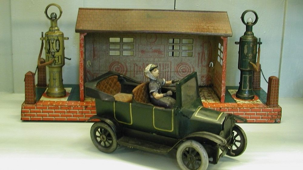 Ausstellungsobjekte. Spielzeug: Haus und ein altes Auto mit einer kleinen Puppe drin. 
