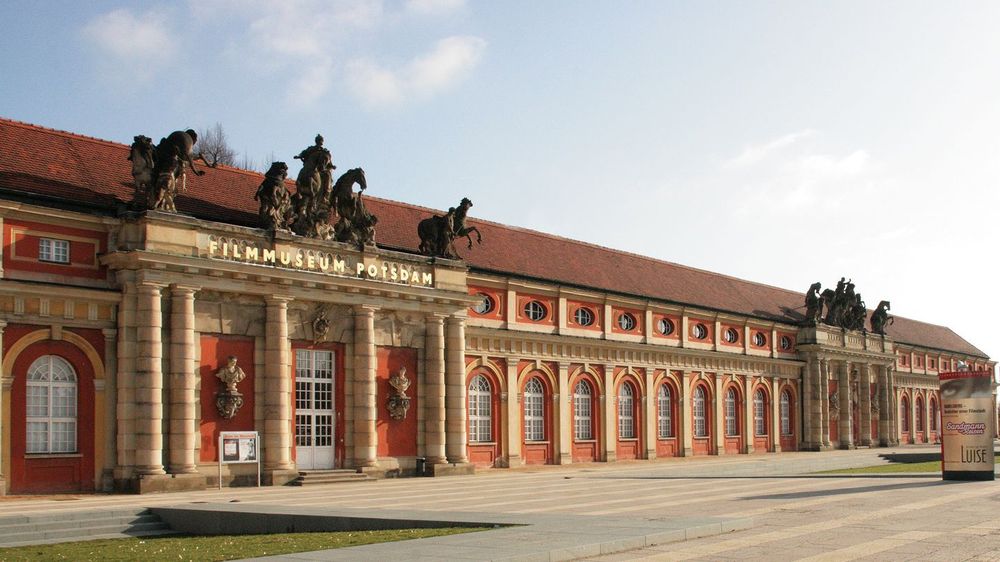 Außenansicht des Marstalls mit zwei seiner Eingänge. Hier steht "Filmmuseum Potsdam".  In dem Marstall wurden früher die Pferde des Königs untergebracht.