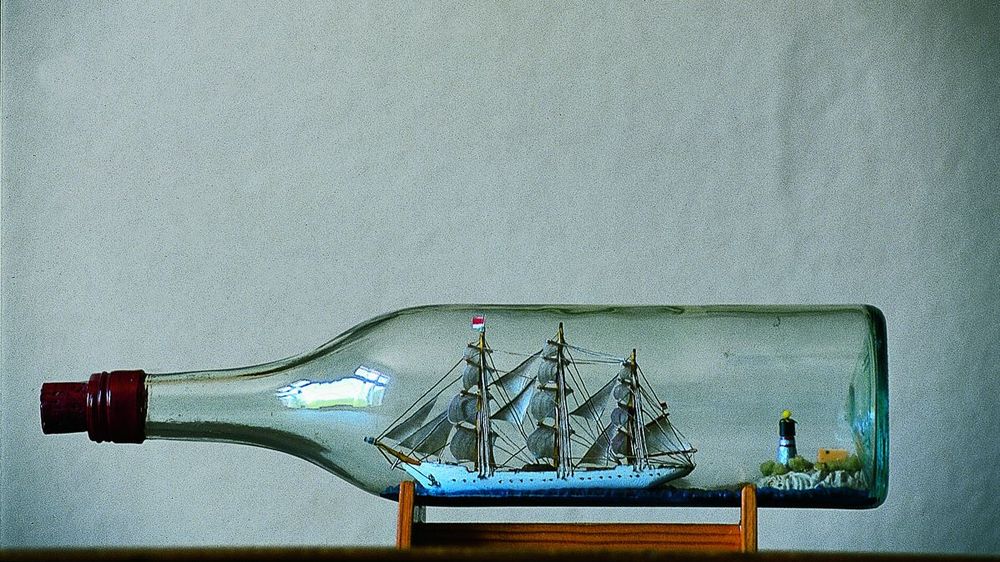 Innenansicht. Flaschenschiff mit einem dreimastigem Segelschiff.