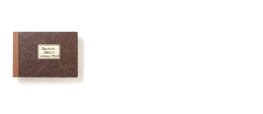 Kleines Buch mit dunkelbraun gemustertem Einband und  hellbraunem Buchrücken. Auf der Vorderseite befindet sich ein weißer Aufkleber mit drei Textzeilen: "Tagebuch 1960/61 Kulturhaus Altranft".