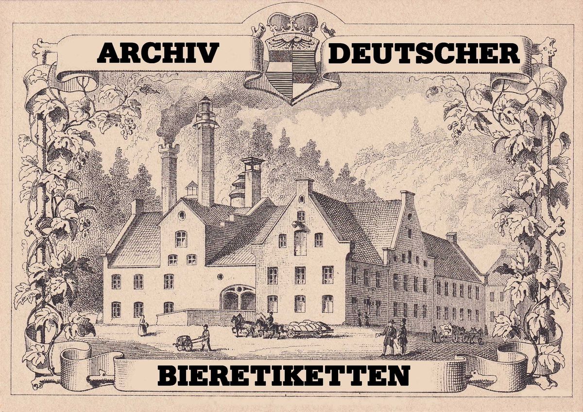 Grafik: Ein Gebäude mit rauchendem Schornstein, davor eine Kutsche und Menschen. Am Rand befindet sich eine Pflanzenranke, oben ein Wappen und der Schriftzug "Archiv Deutscher Bieretiketten"