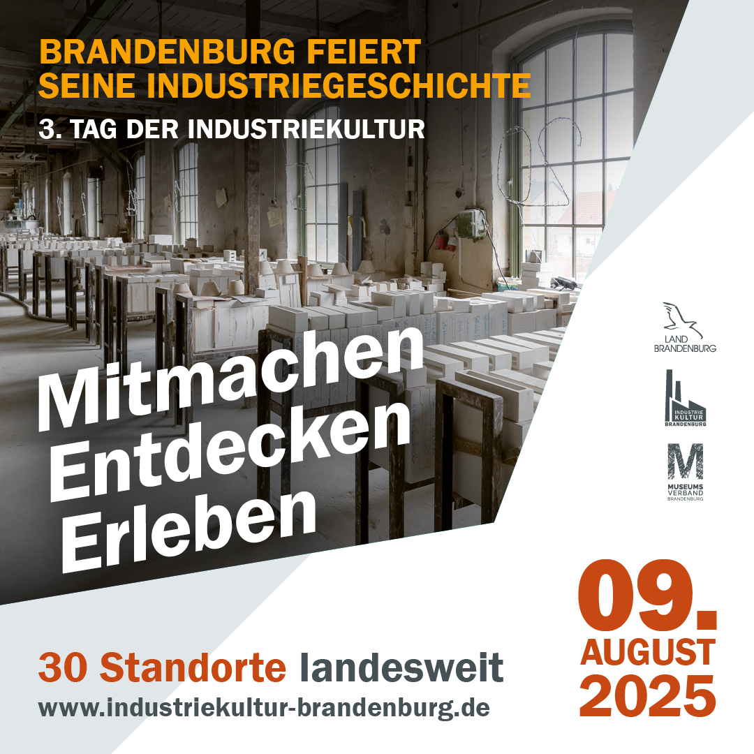 Plakat zum 3. Tag der Industriekultur in Brandenburg mit einer historischen Industriehalle im Hintergrund. Beworben werden Mitmachangebote an 30 Standorten landesweit am 9. August 2025 unter dem Motto: „Mitmachen. Entdecken. Erleben.