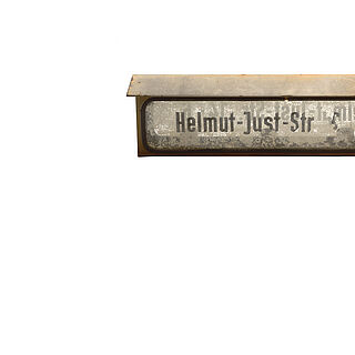 Straßenschild aus dem Städtischen Museum Eisenhüttenstadt, 1962